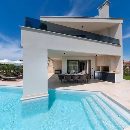 Holiday home Luxurioese Perla Mit Pool Und Jacuzzi