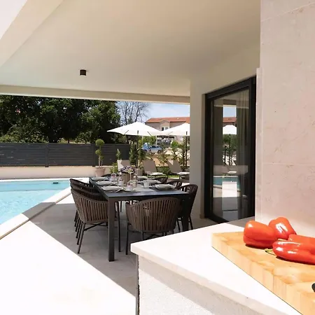 Luxurioese Perla Mit Pool Und Jacuzzi Holiday home *