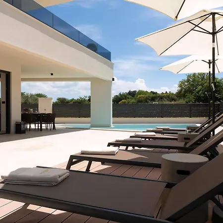 Luxurioese Perla Mit Pool Und Jacuzzi Porec